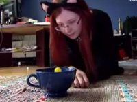 mujer se cree gato