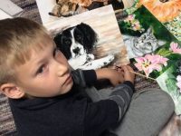 niño pinta ayudar animales abandonados